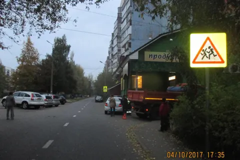 В Ярославле КАМАЗ наехал на коляску с ребенком