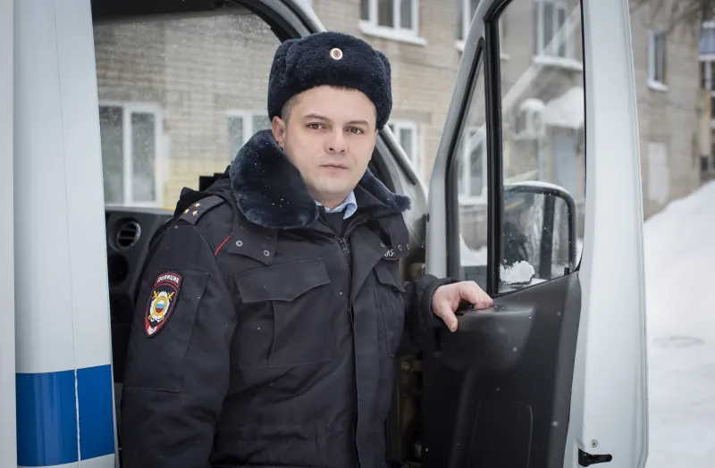В Ярославской области полицейский спас замерзавшего на улице мужчину