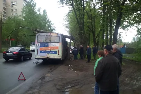 На Тутаевском шоссе на троллейбус N 3 рухнул столб