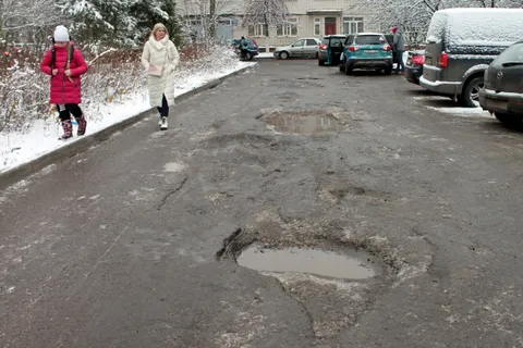 Ямы заделывают кирпичами: к ярославским больницам сложно проехать   