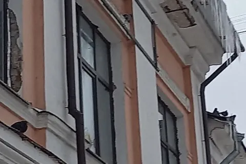 В центре Ярославля обнаружены знаменитые «губернаторские» стулья с ленточками