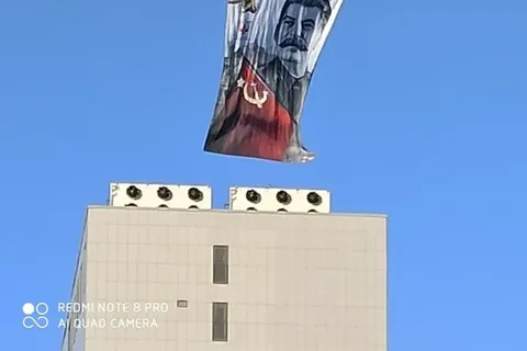 Над Ярославлем запустили воздушный шар со Сталиным: видео