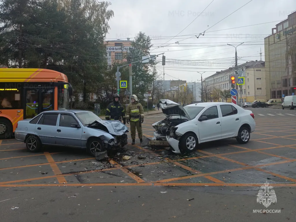 На перекрестке Победы и Октября столкнулись две машины