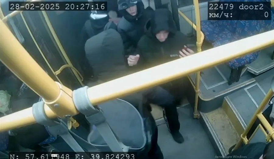 В Ярославле группа подростков разбила стекло в автобусе