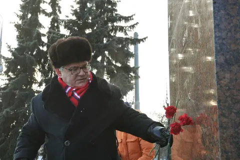 В Ярославле коммунисты возложили цветы к памятнику Ленину. Фоторепортаж
