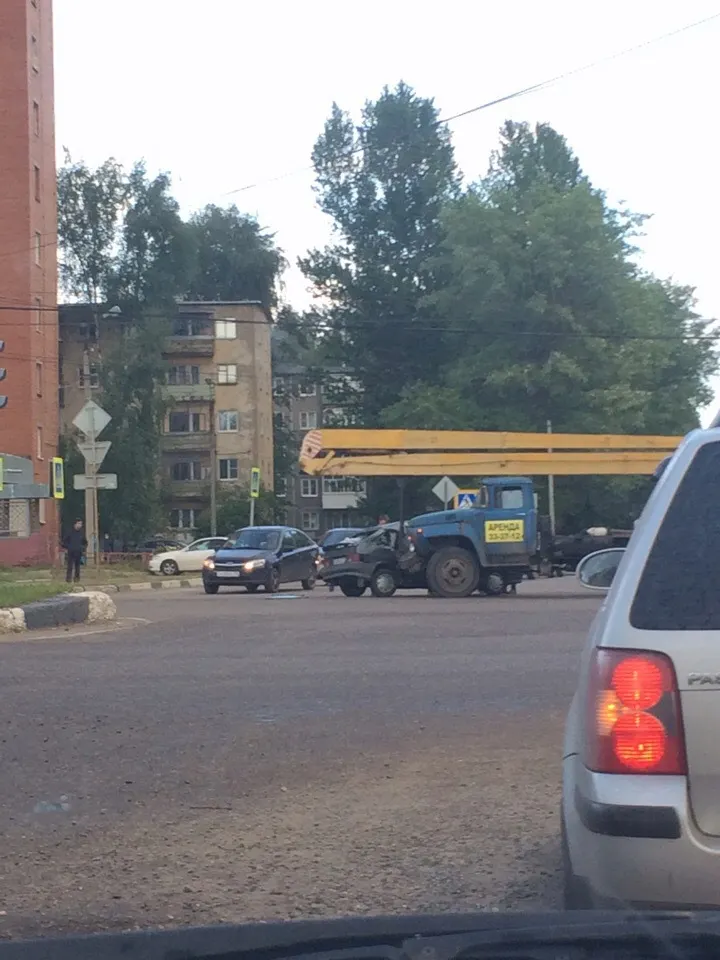В Ярославле автокран въехал в легковушку