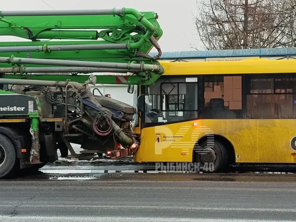 В Рыбинске пассажирский автобус столкнулся с автоперегружателем бетона
