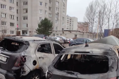 В Ярославле ночью сгорели две машины: видео
