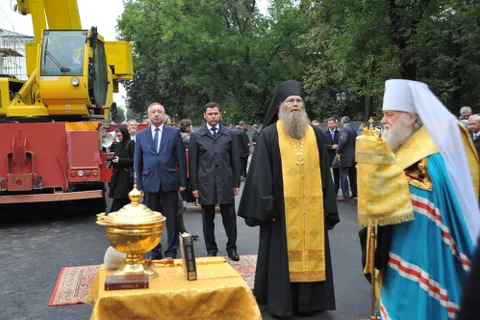 На храме Кирилло-Афанасьевского монастыря в Ярославле начали устанавливать купола