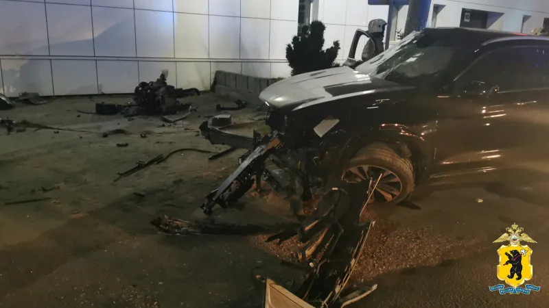 В Ярославле погибла пассажирка врезавшегося в столб автомобиля
