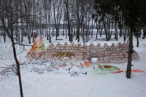 В Рыбинске соорудили самую большую снежную крепость