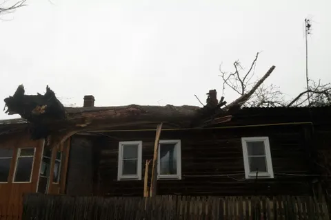 В Ярославле перевернулся автомобиль такси