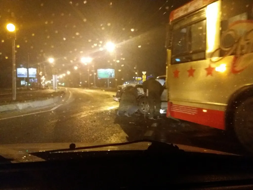 Ночью в Ярославле столкнулись автобус и «Волга»