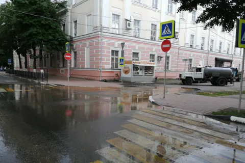 В центре Ярославля под новым асфальтом прорвало трубу