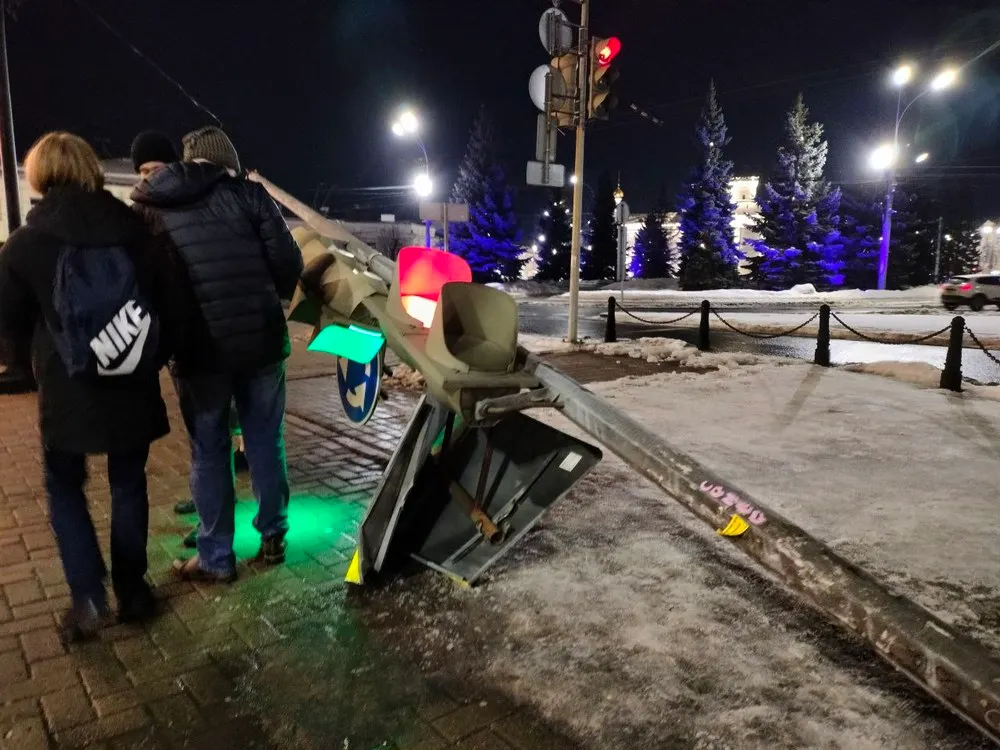В центре Ярославля снесли светофор