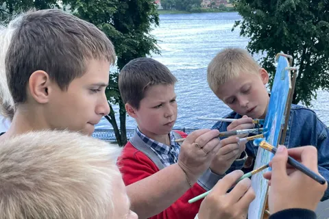 Семья с 11 приемными детьми нарисовала ярославскую Набережную