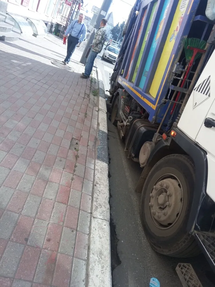 В центре Ярославля под мусоровозом «Хартии» провалился асфальт