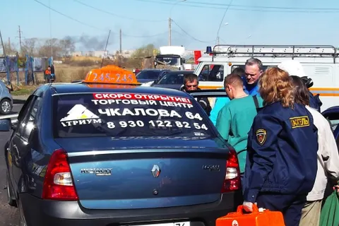 В Рыбинске трактор при перевозке выпал из МАЗА