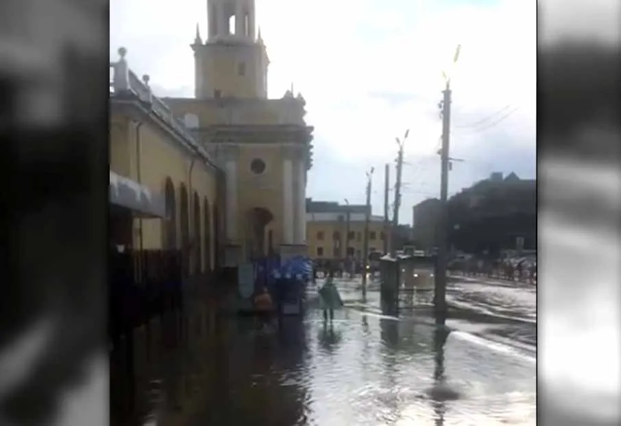 На Ярославле-Главном пассажиры с трудом добираются до поездов: видео