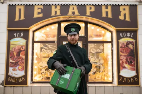 В Рыбинске еду будут доставлять ретро-курьеры