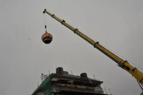 На храме Кирилло-Афанасьевского монастыря в Ярославле начали устанавливать купола