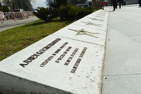 На Аллее космонавтов в Ярославле появились еще две звезды