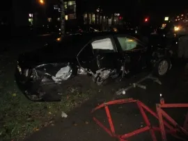  В Ярославле Toyota въехала в забор: авто всмятку