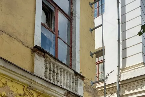 В Ярославле закрывают баннером разрушающийся дом-памятник