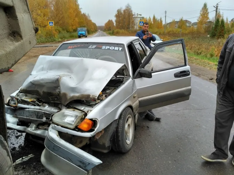 В поселке Некрасовское «ВАЗ» въехал под «КАМАЗ»