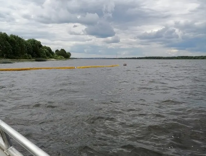 Под Ярославлем нефтяное пятно на Волге огородили бонами