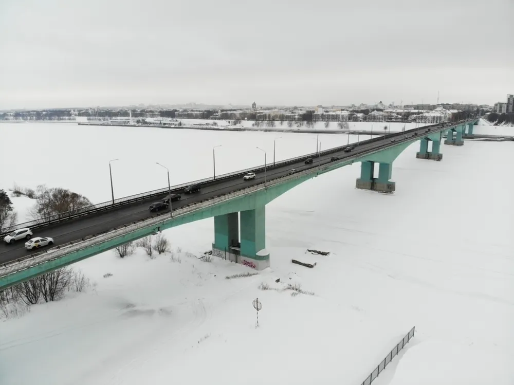 На Октябрьском мосту в Ярославле временно сузят проезжую часть