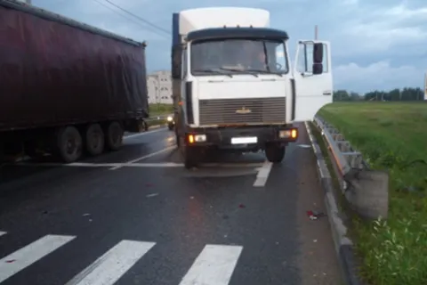 Рано утром в Ярославле «МАЗ» поцеловал «десятку»