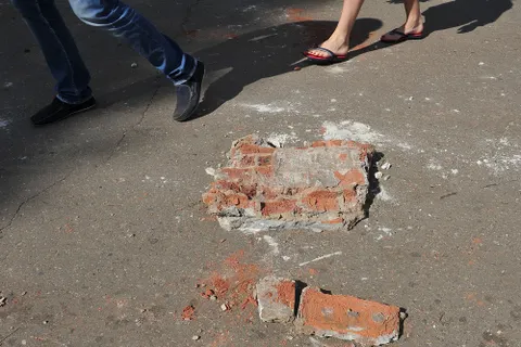 В Ярославле на Волжской набережной обвалилась стена беседки. С фото