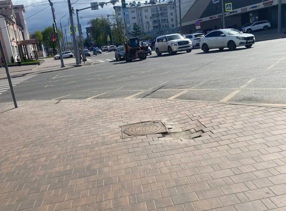 Подрядчик восстановит провалившуюся в центре Ярославля плитку