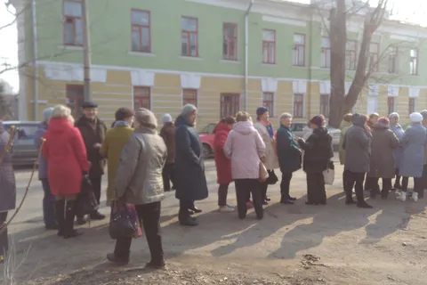 В Ярославской области вновь появилась очередь-гигант: за чем стоят