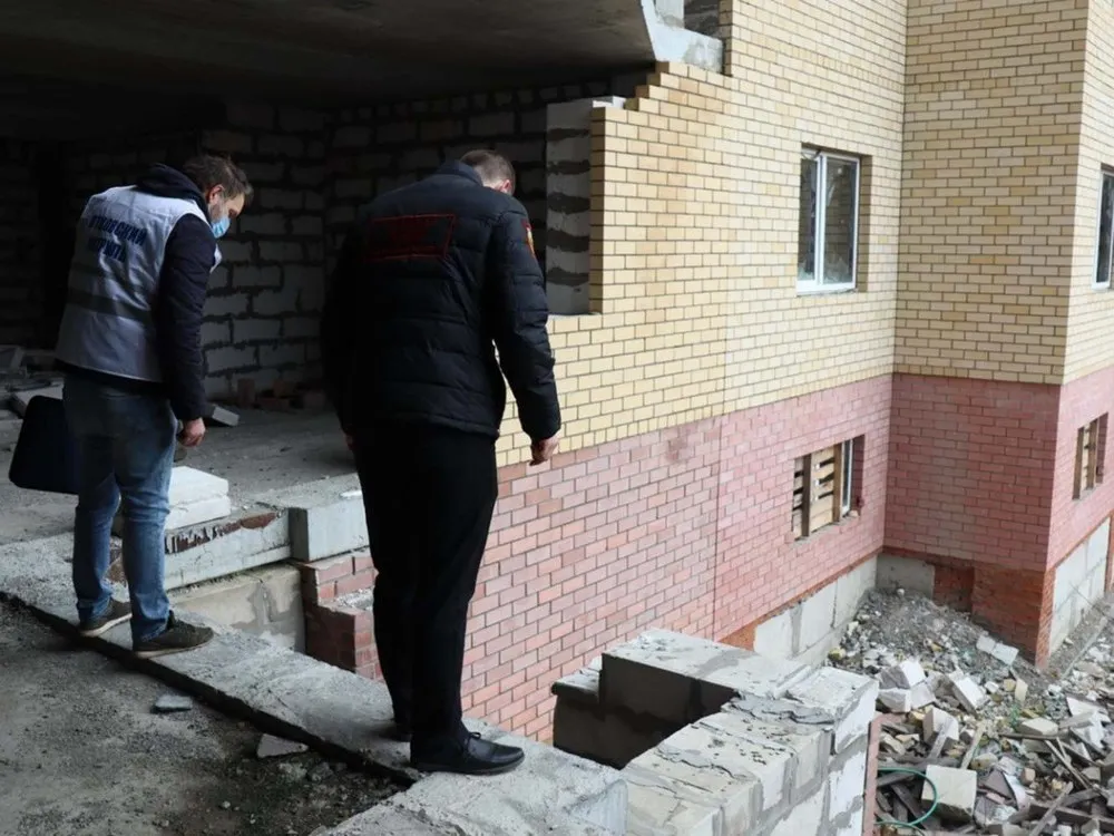 Ярославский омбудсмен потребовал оградить недострой, с которого упала девочка