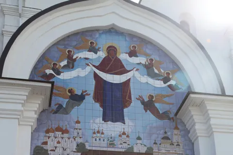 Завершена установка изразцовой иконы на Успенском соборе в Ярославле