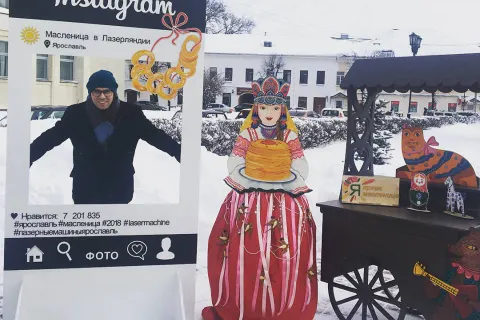 В центре Ярославля открыли выставку масленичных кукол