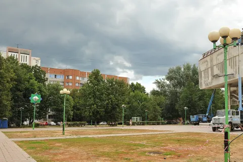 На площади Юности в Ярославле газоны превратились в выжженное поле