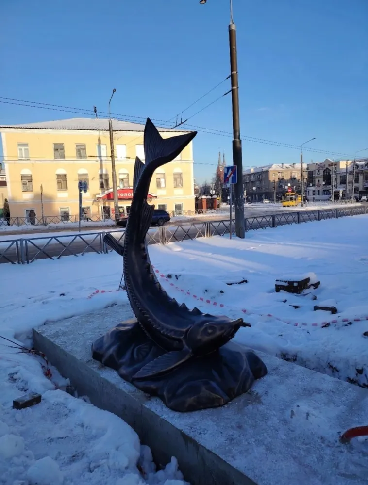 В Рыбинске ставят фигуры рыб на волнах