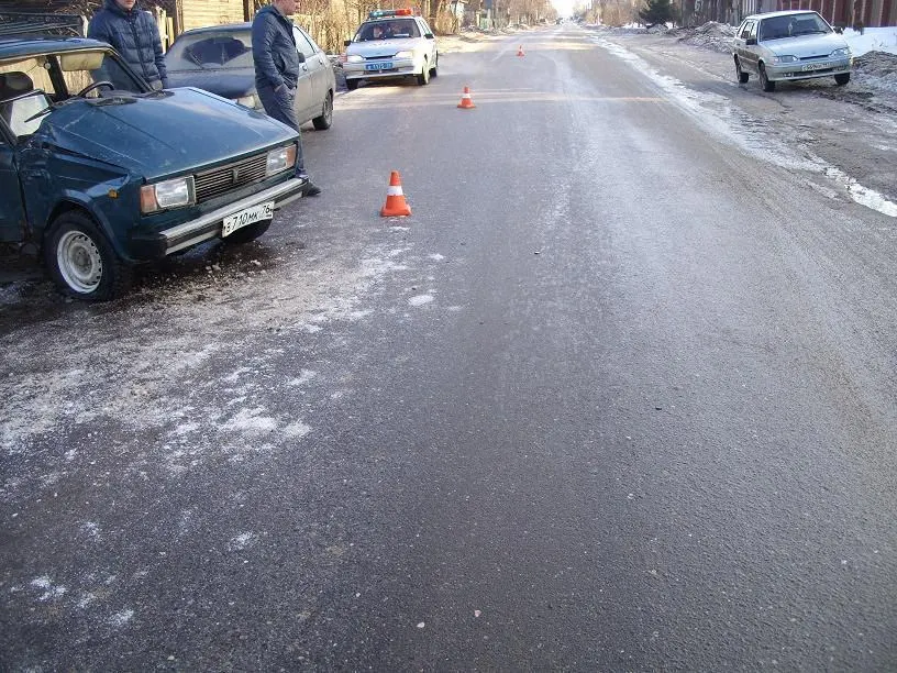 В Угличе «ВАЗ-2105» с несовершеннолетним пассажиром врезался в дерево