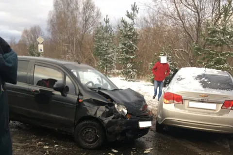 В Ярославской области начался вечер жестянщика: в ДТП есть пострадавшие