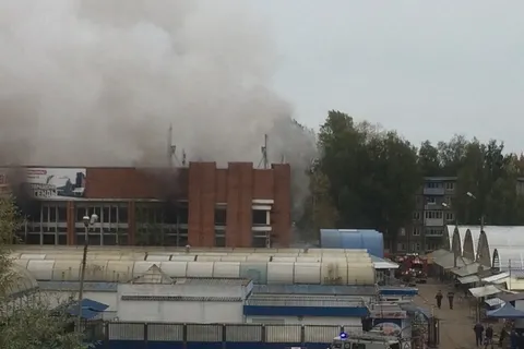 В Ярославле горит Дзержинский рынок: видео