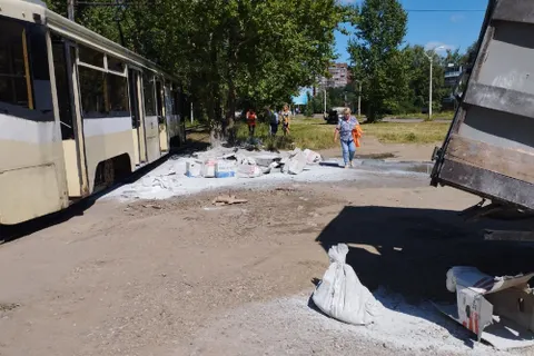 В Ярославле «Газель» с посылками столкнулась с трамваем