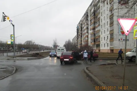 В Ярославле после столкновения один из автомобилей наехал на пешехода