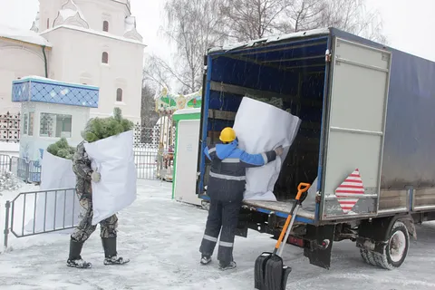 В Ярославле разобрали новогодние елки: почему оставили иллюминацию
