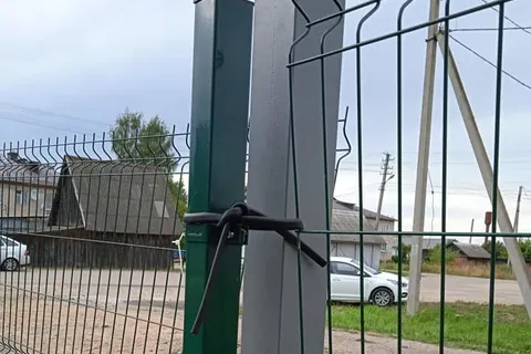 «На соплях»: под Переславлем развалилась свежеоткрытая спортплощадка