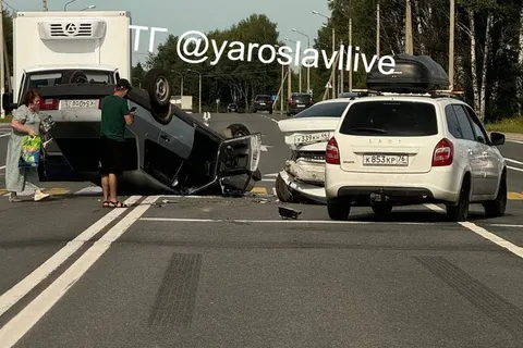 Легковушка перевернулась после аварии под Ярославлем