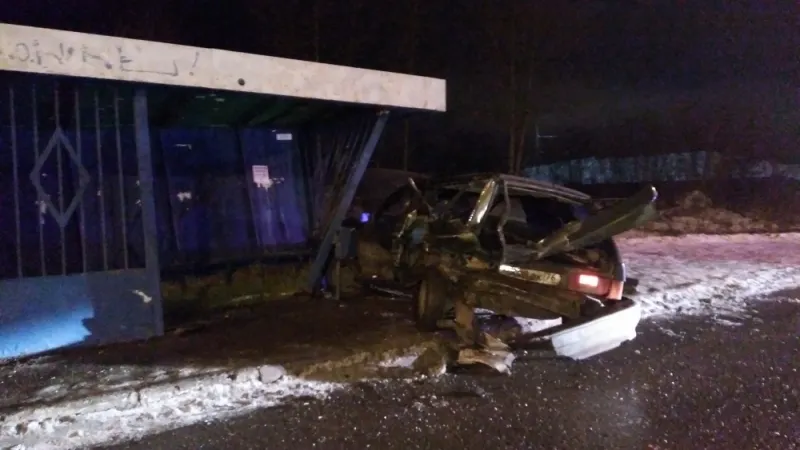 В Ярославле Жигули снесли остановку: есть пострадавшие