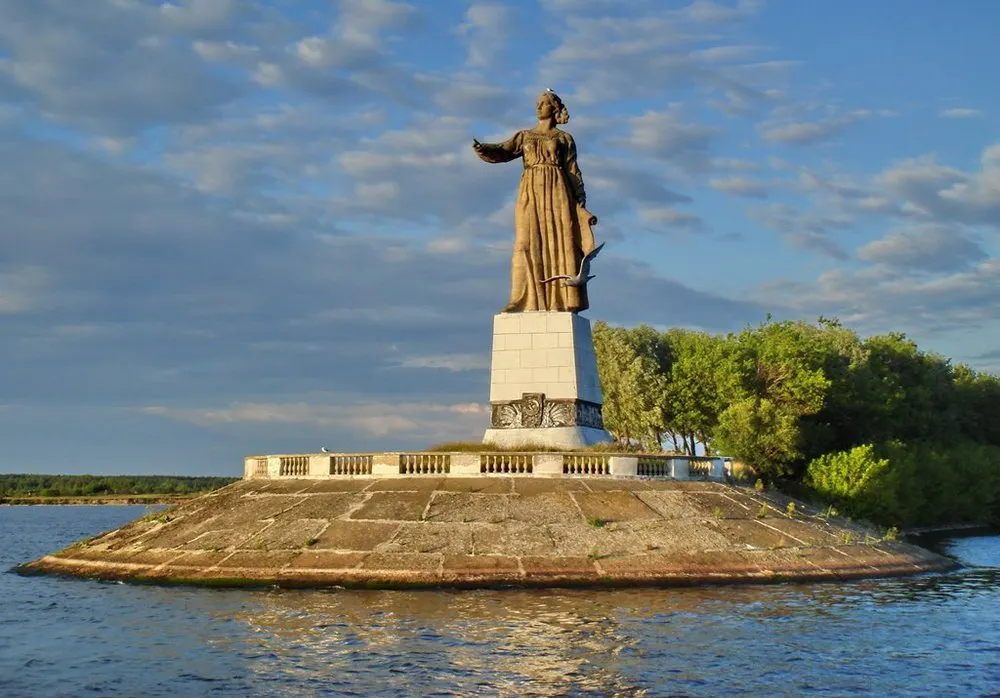 Рыбинская гидроэлектростанция и монумент «Мать-Волга» теперь памятники